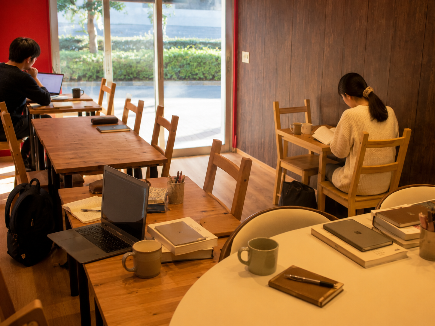 Madoromiの店内。窓際の席で作業する様子